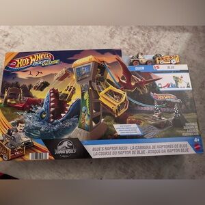 Hot Wheels Jurassic World Raptor Attack Set